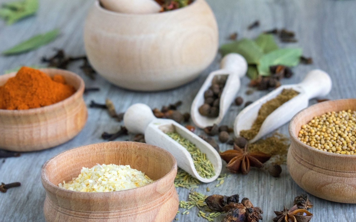 Семена и специи на столе