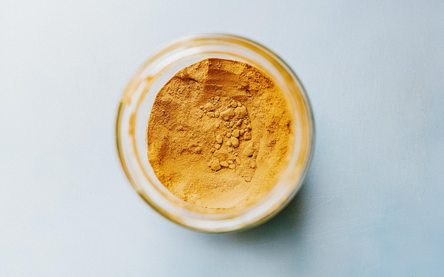 Пряная приправа куркума на сером фоне