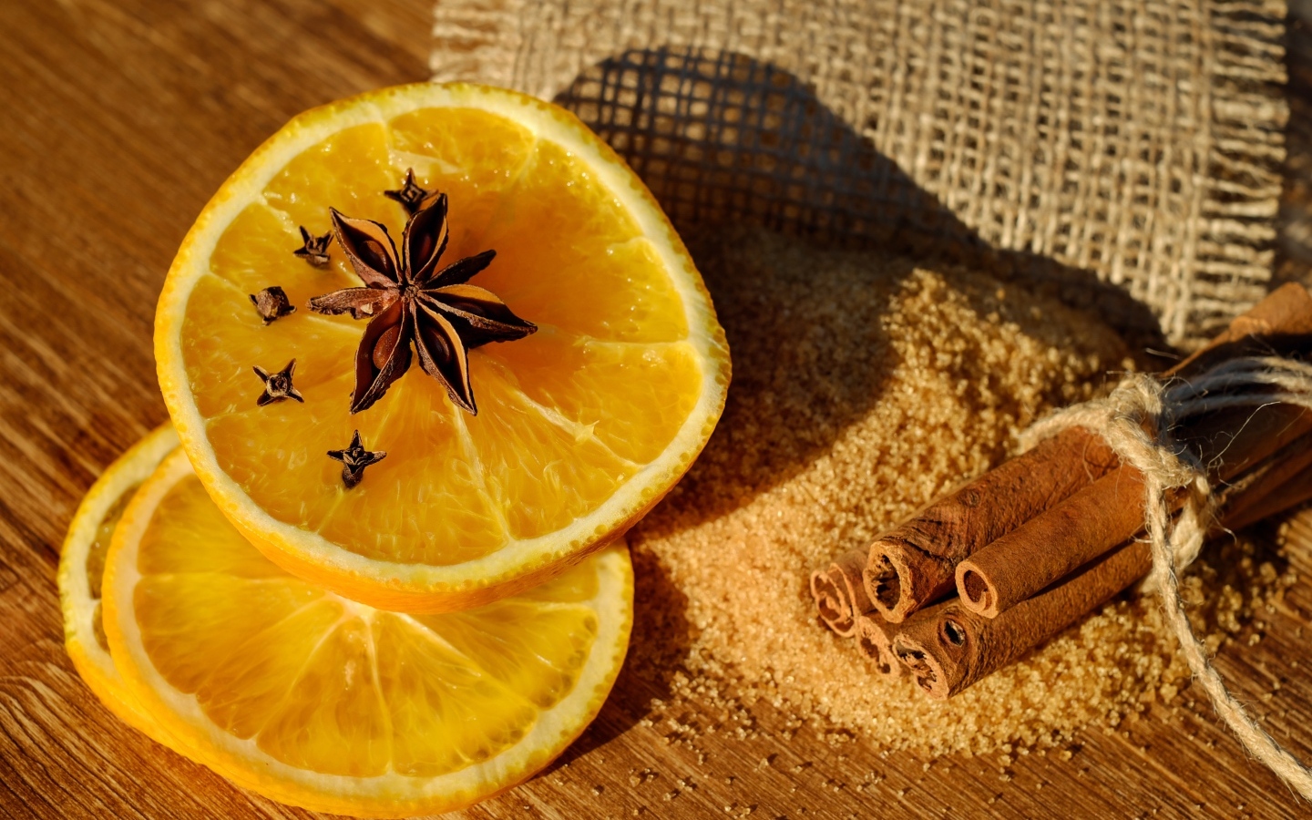 Ароматный апельсин с корицей и сахаром