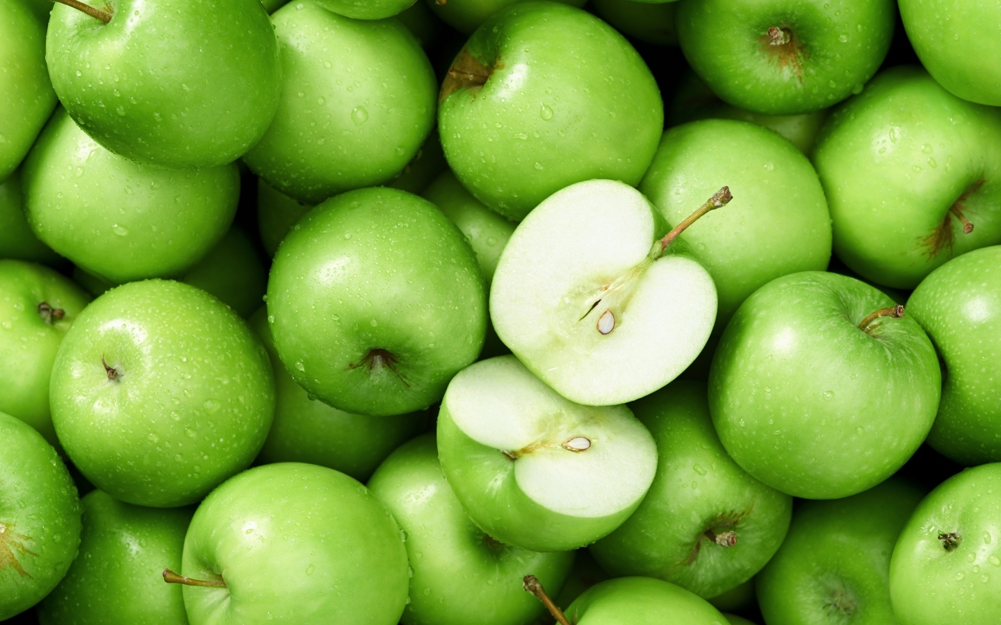 Красивые зеленые яблоки в каплях воды