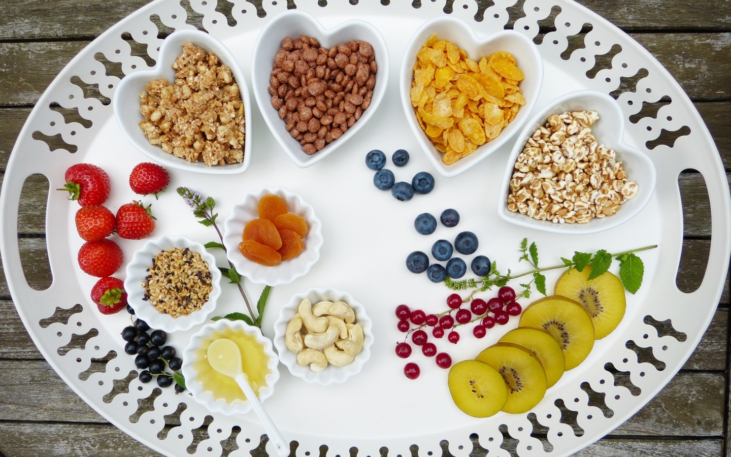 Хлопья с ягодами на большой белой тарелке