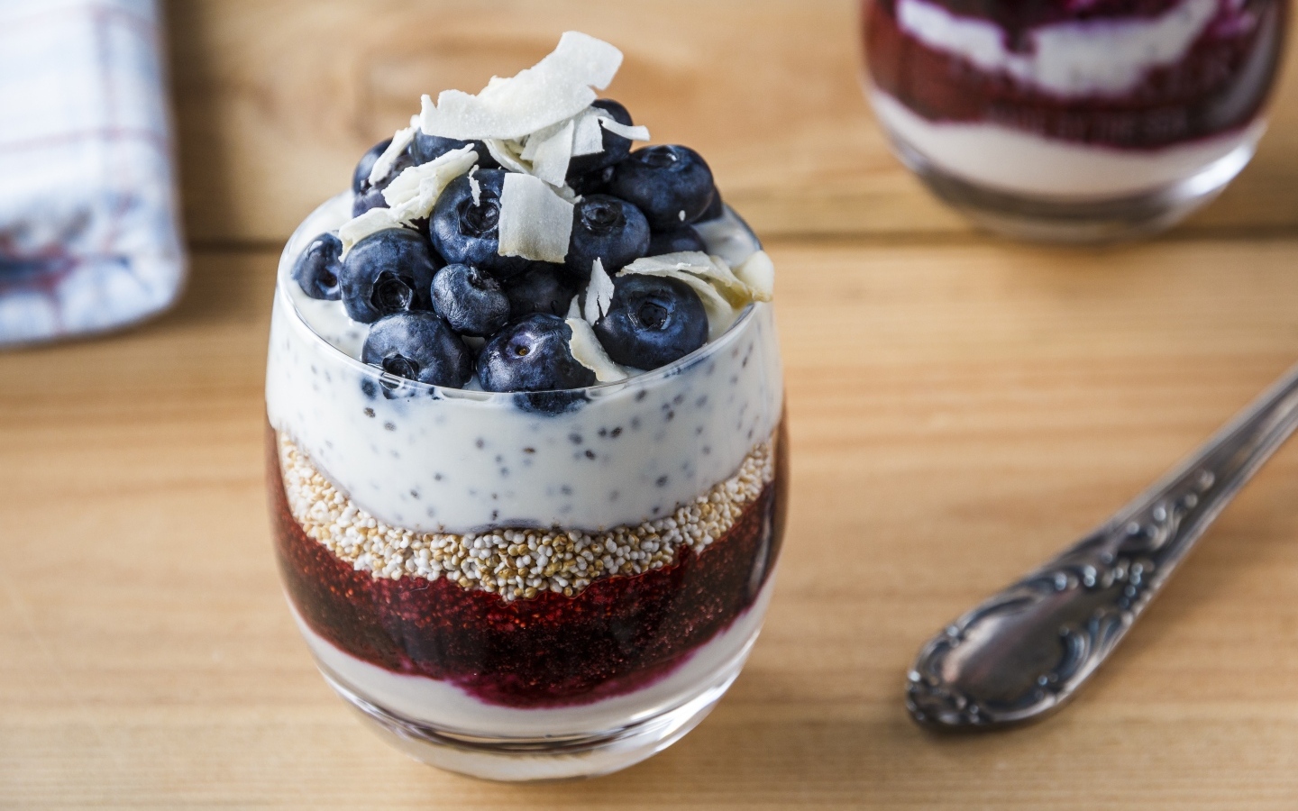 Десерт с ягодами черники в стакане на завтрак