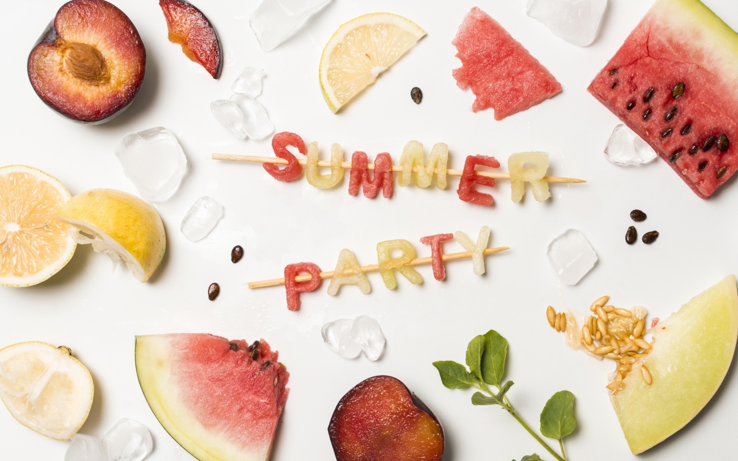 Свежие летние фрукты на белом фоне с надписью