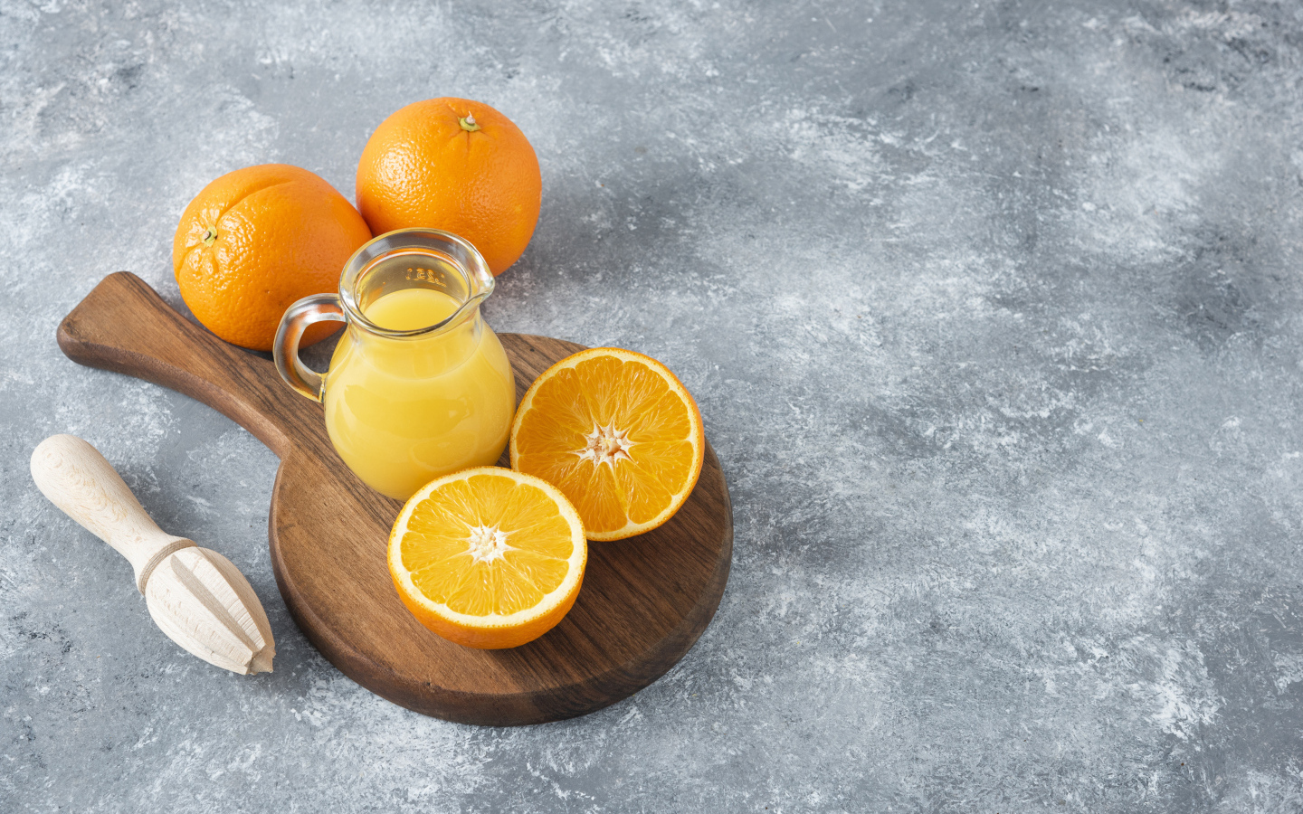 Апельсиновый сок с фруктами на столе