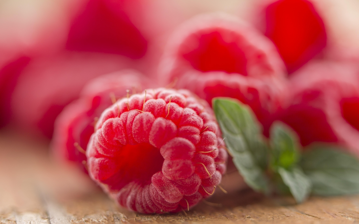 Ягода спелой красной малины крупным планом