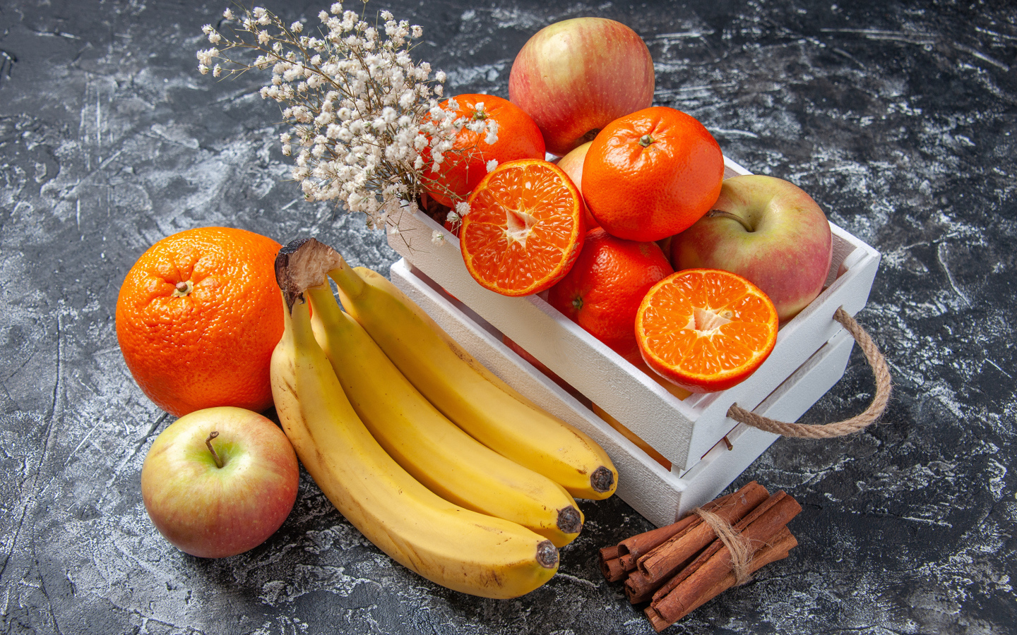 Спелые вкусные фрукты в ящике на столе