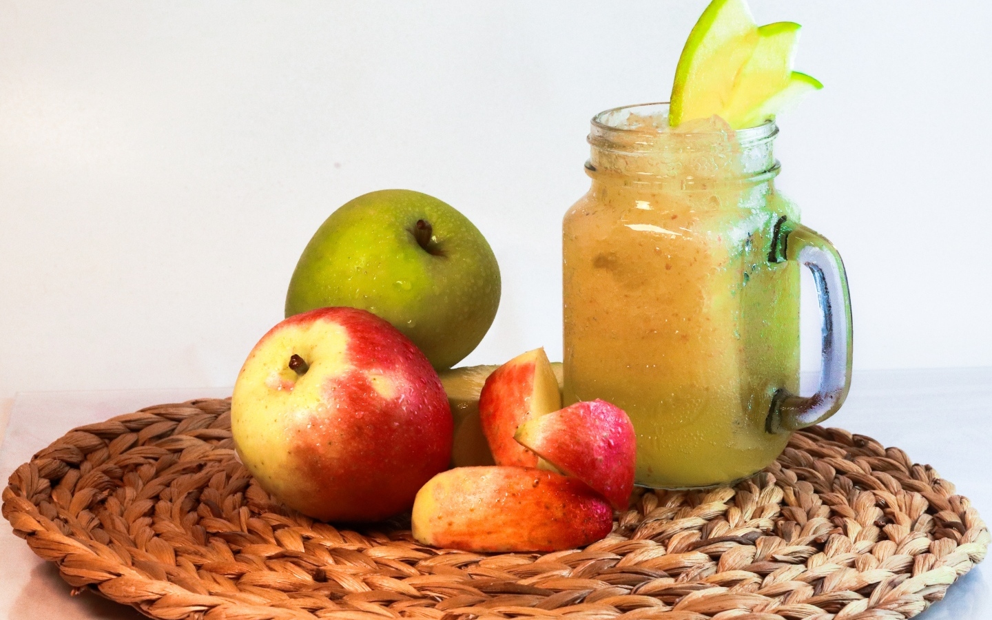 Смузи в банке на столе с яблоками