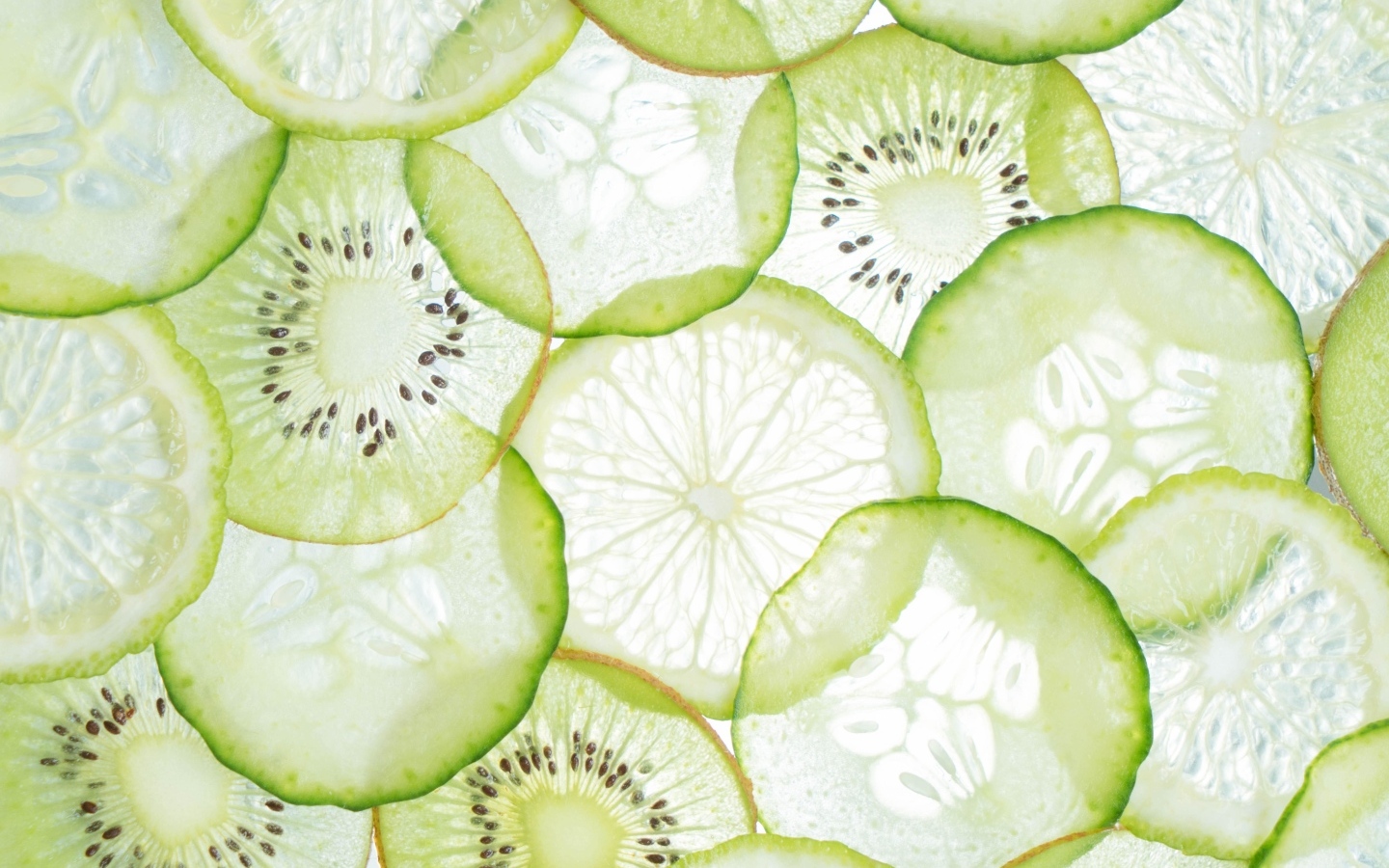 Тонкие кружочки киви, лимона и огурца