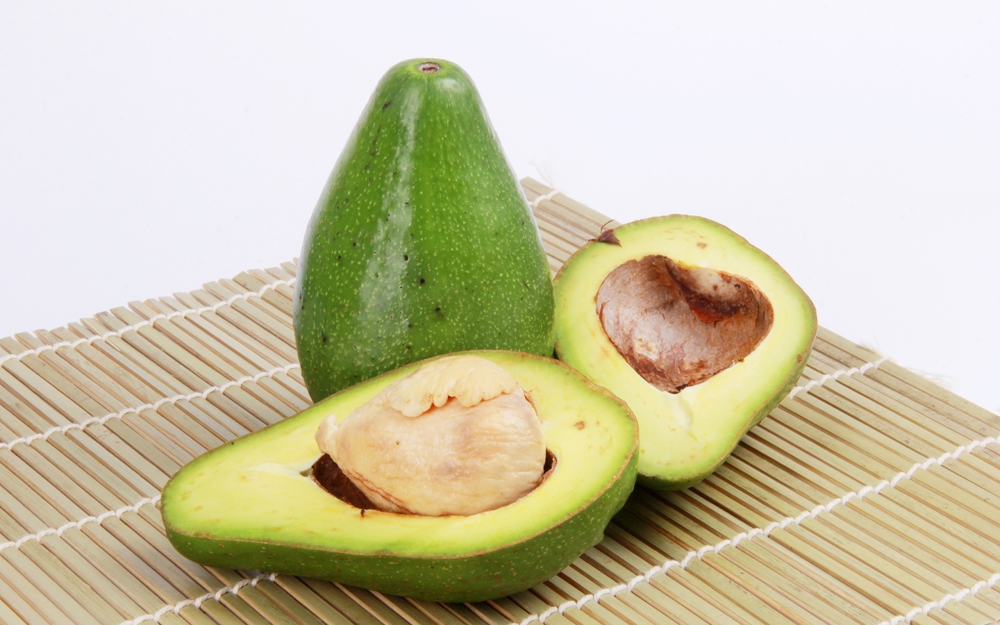 Два зеленых авокадо на столе