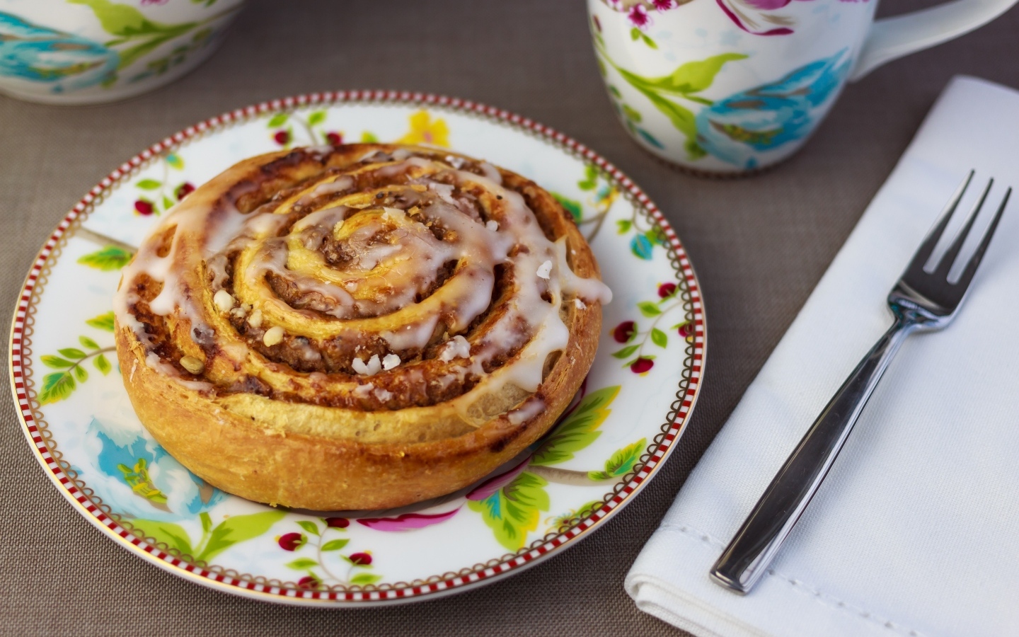 Аппетитная булочка на красивой тарелке 