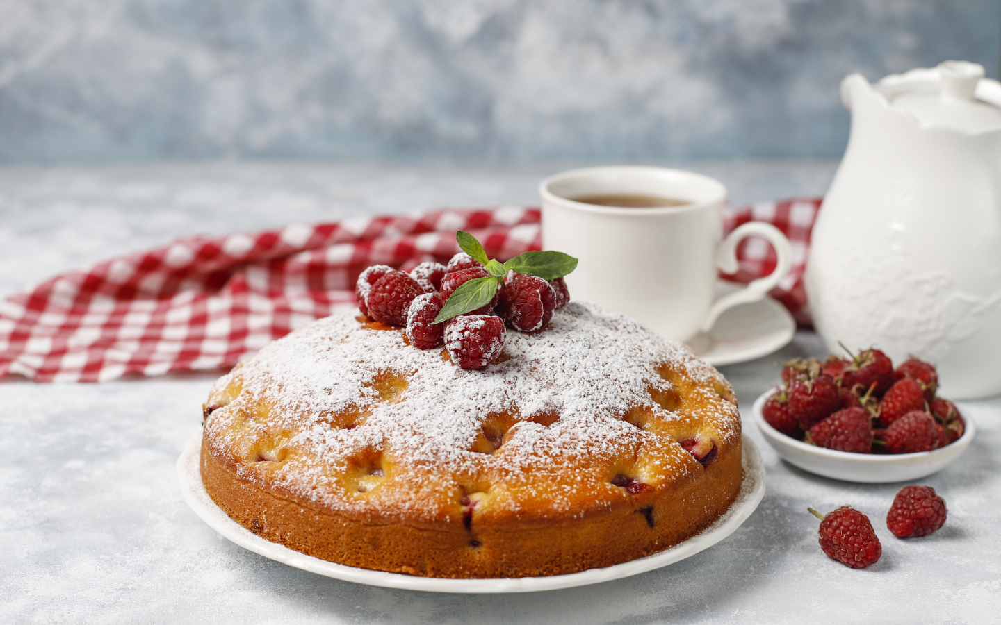 Аппетитный сладкий пирог с малиной