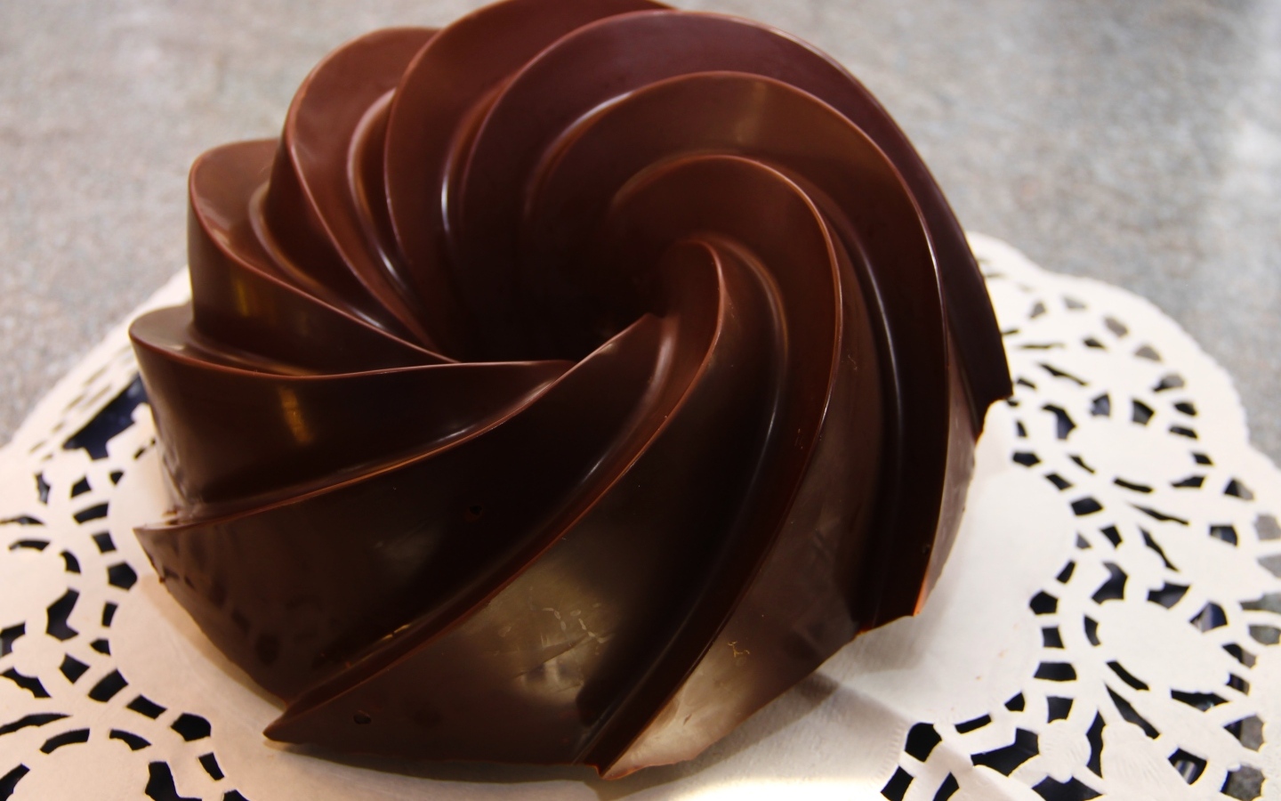 Красивый шоколадный десерт на тарелке