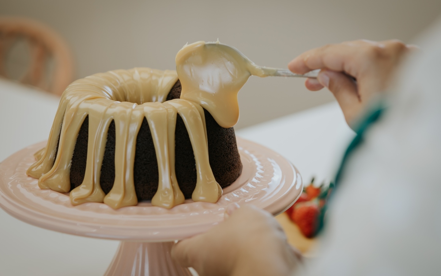 Шоколадный кекс с кремом на тарелке