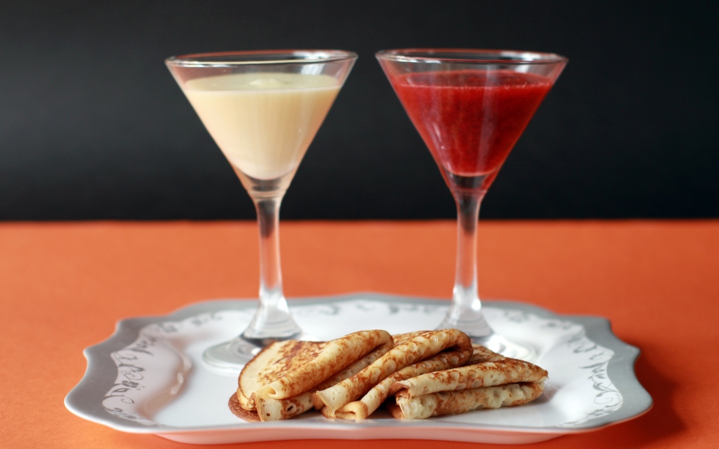 Сгущенка и варенье на тарелке с блинами