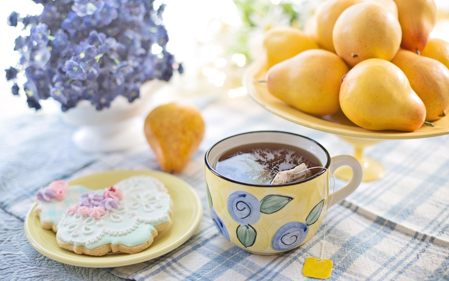 Чашка чая на столе с грушами и печеньем