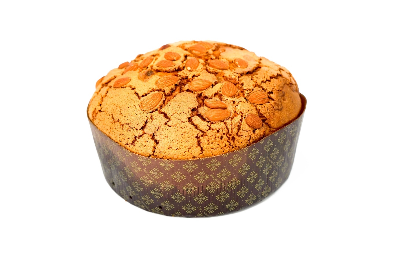 Кекс с миндальными орехами на белом фоне