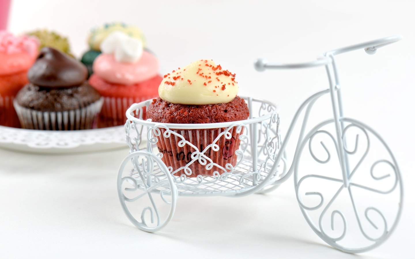 Кекс с кремом с игрушечным велосипедом