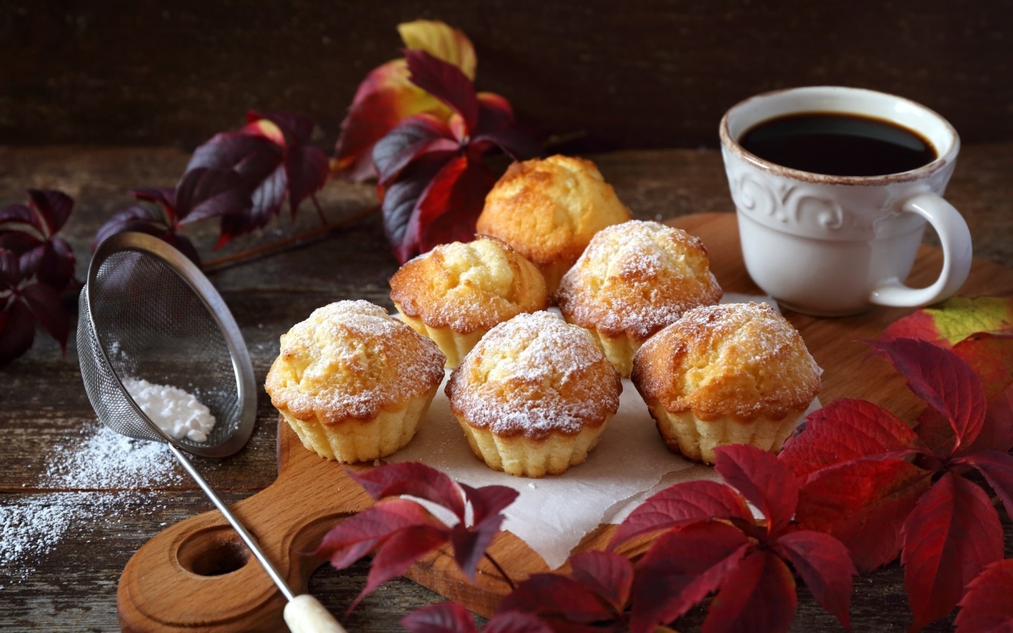 Кексы на столе с кофе и листьями