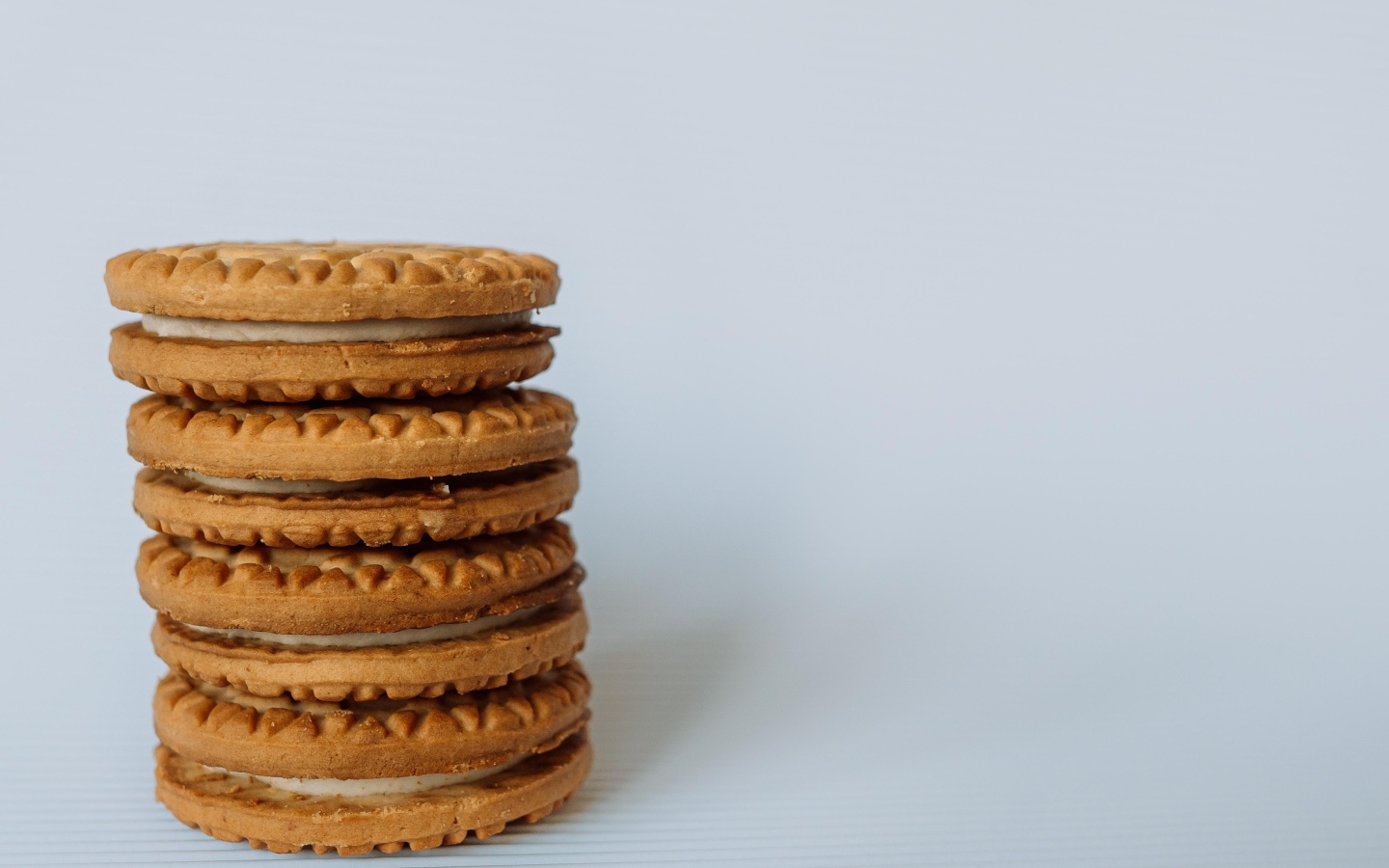 Вкусное сладкое печенье на сером фоне