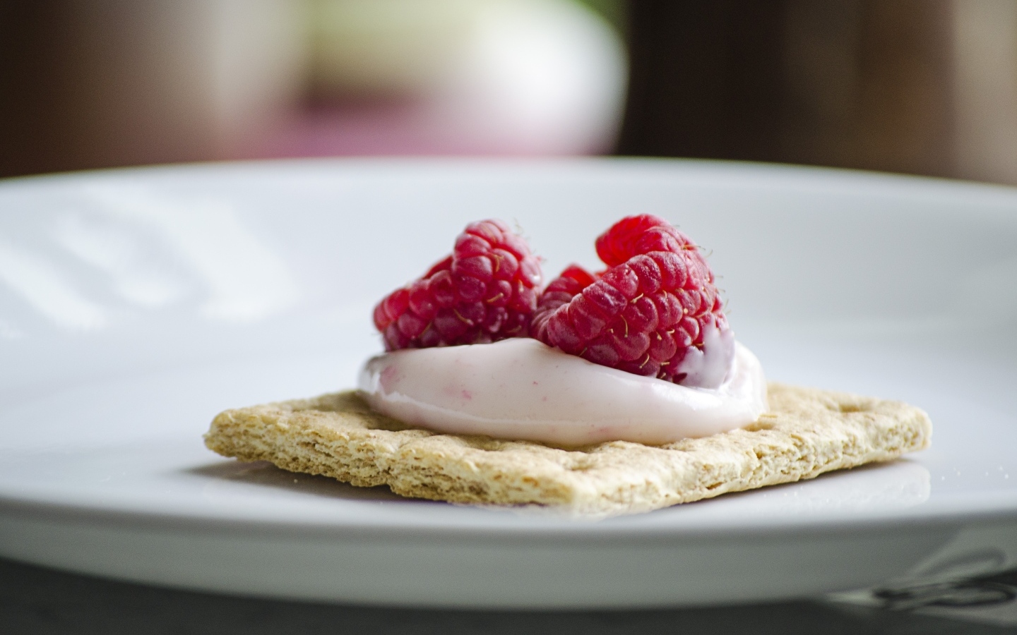 Сухое печенье с кремом и ягодами малины