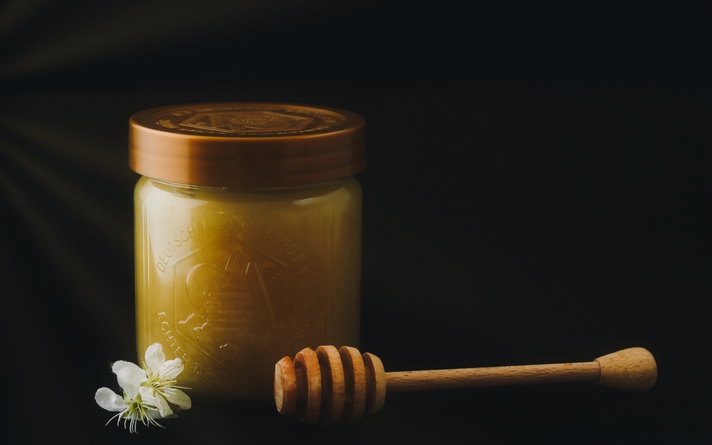 Мед в банке с деревянной ложкой