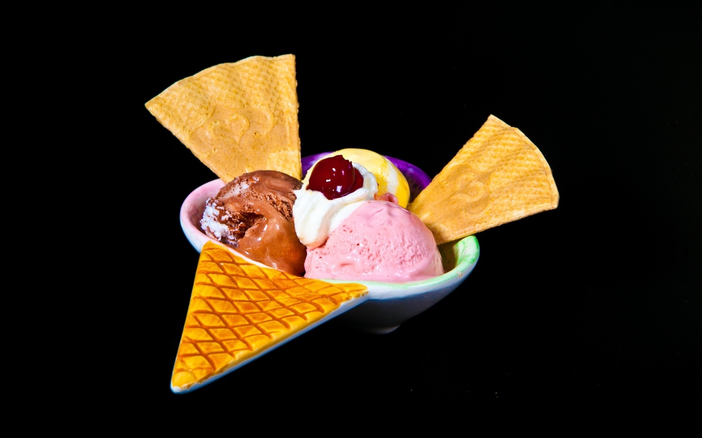 Шарики мороженого на черном фоне