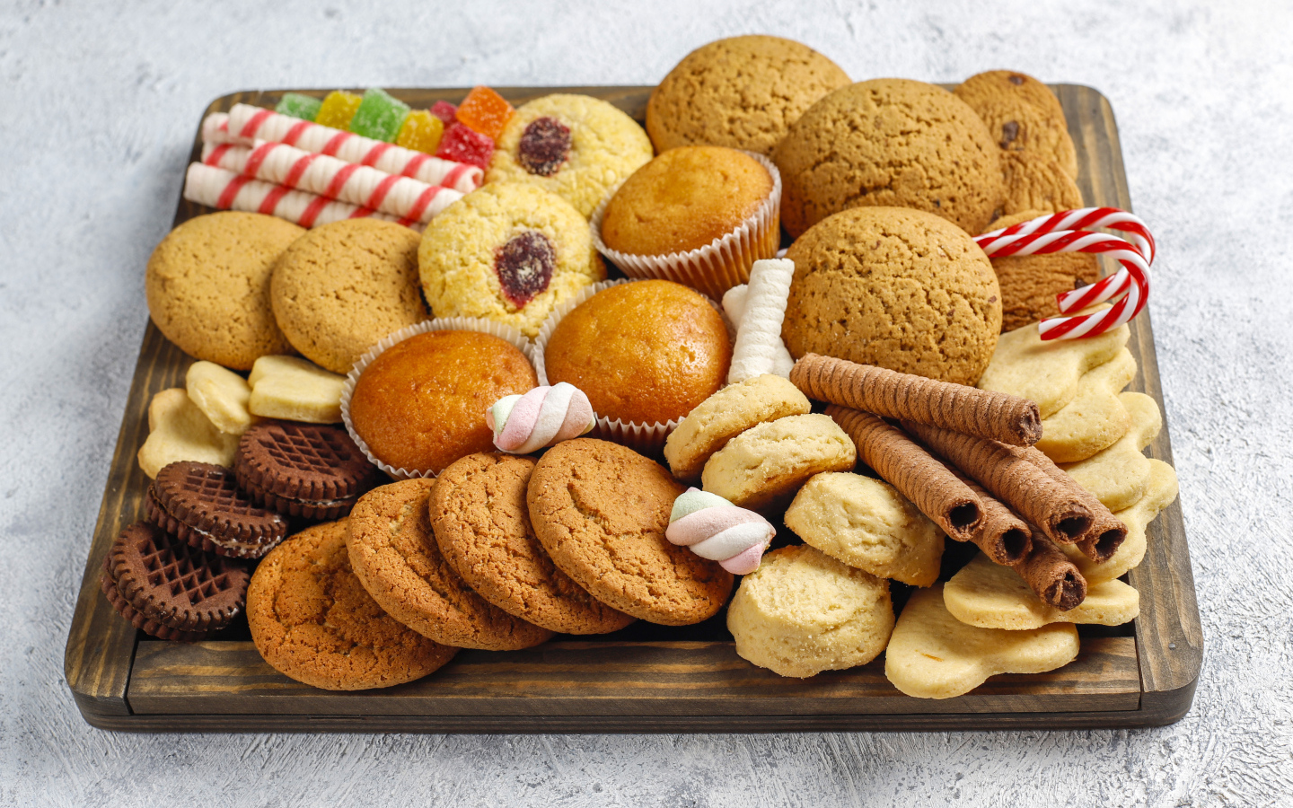 Много вкусного аппетитного печенья на столе