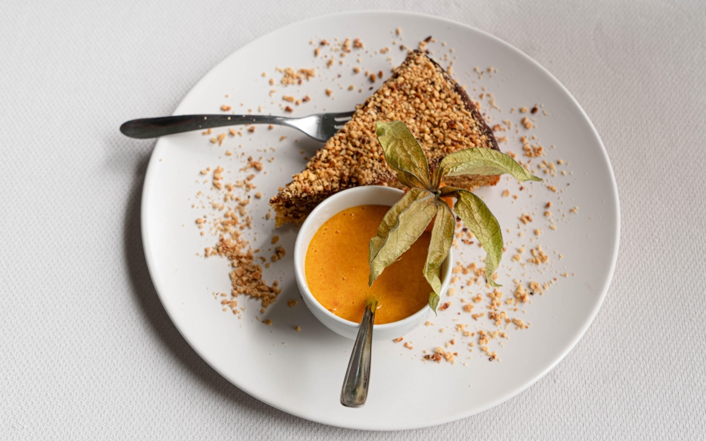 Кусок торта на белой тарелке с соком 