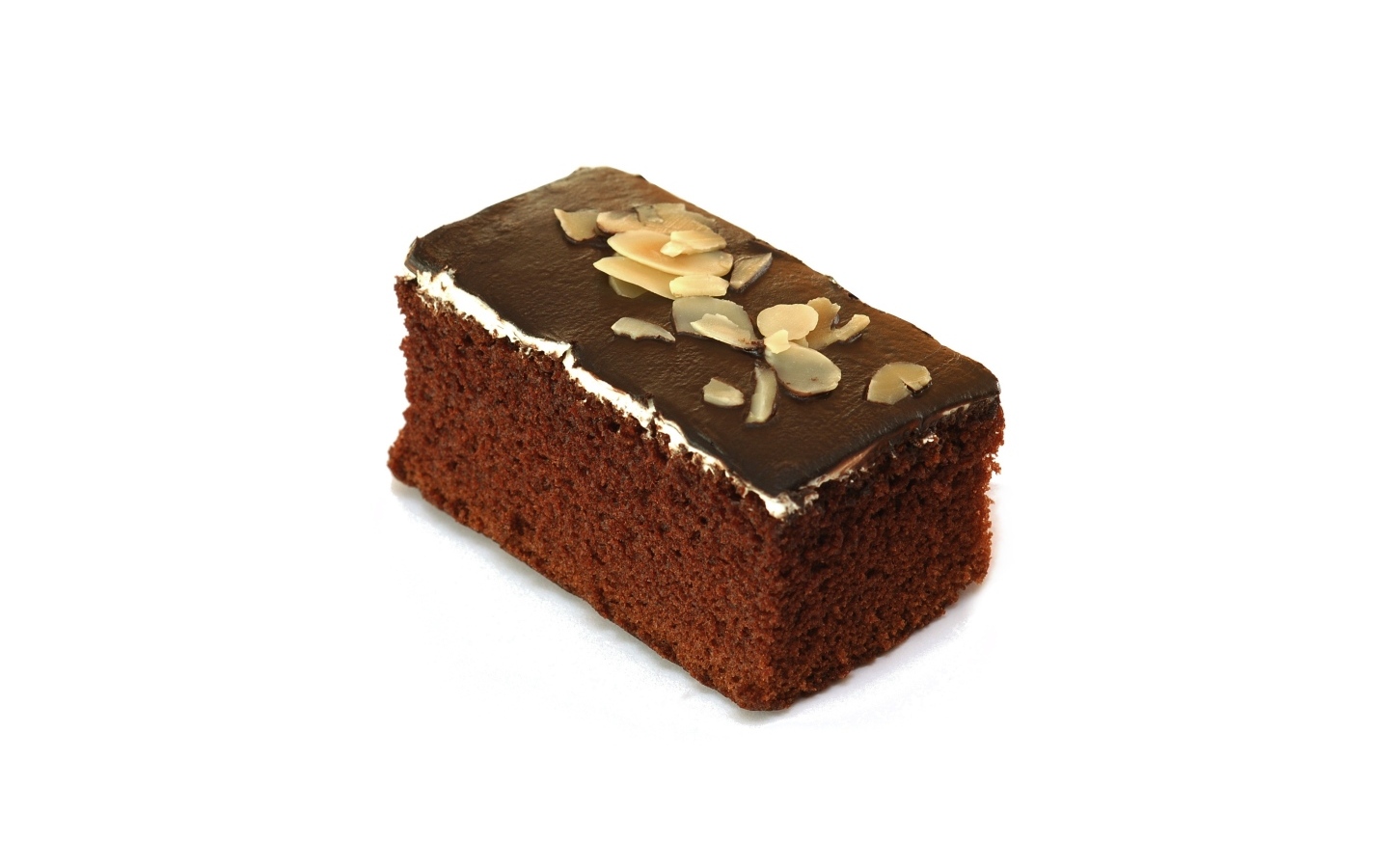 Кусок шоколадного торта на белом фоне