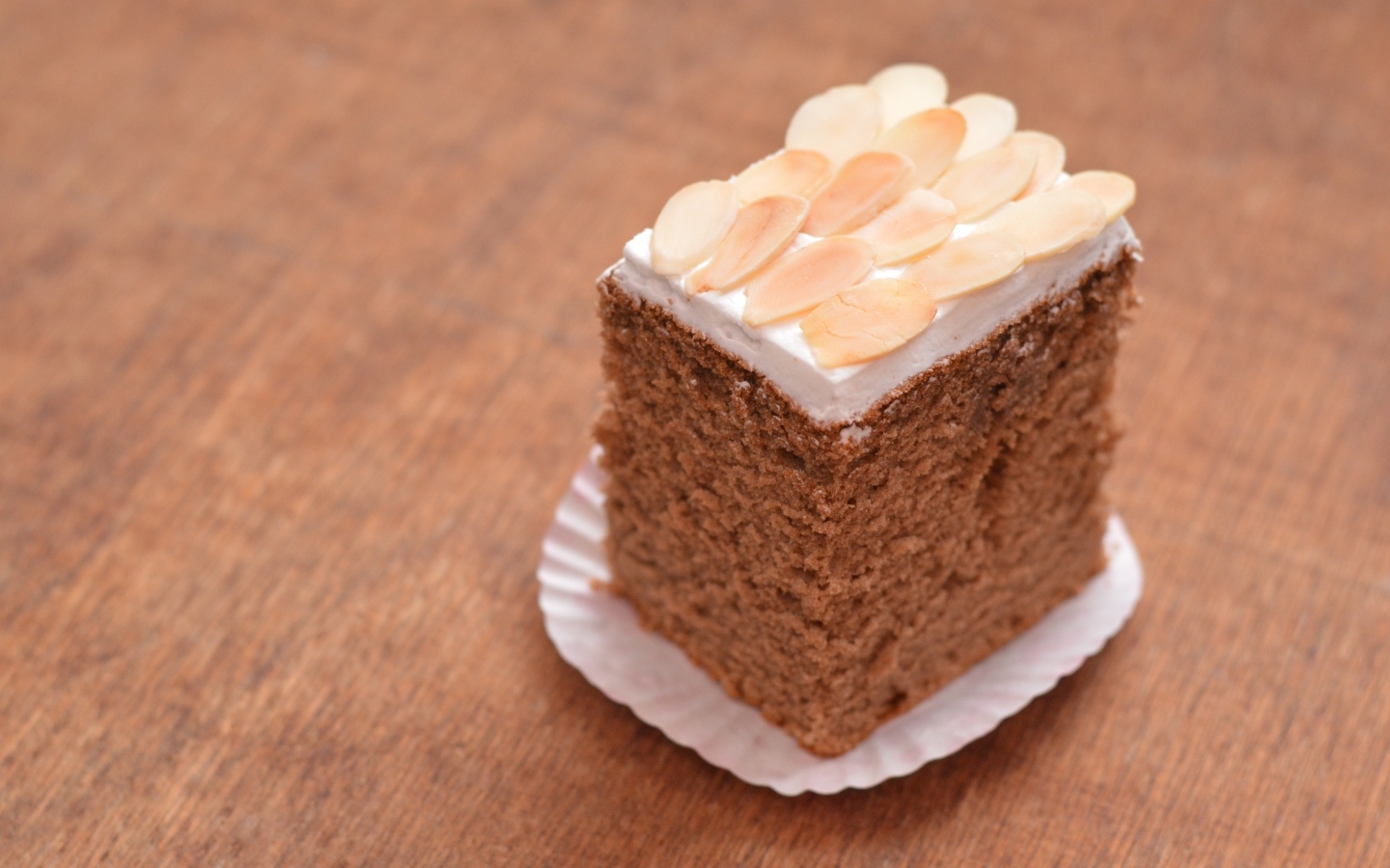 Кусок пирога с кремом и миндальными хлопьями