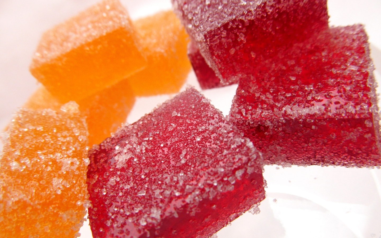 Куски сладкого ягодного мармелада на белом фоне