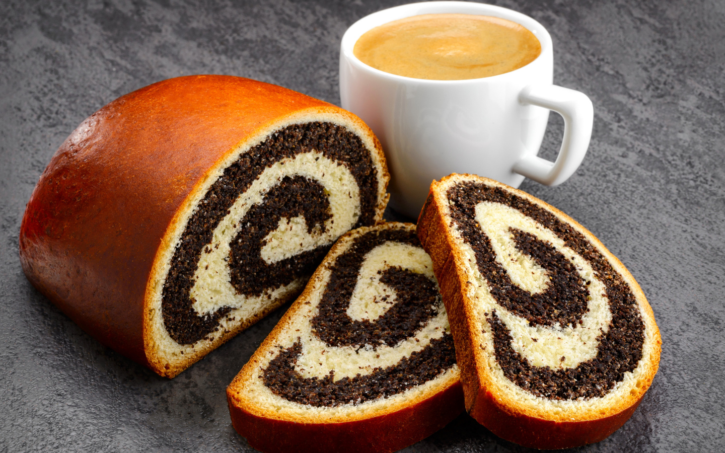 Рулет с маком на столе  с кофе