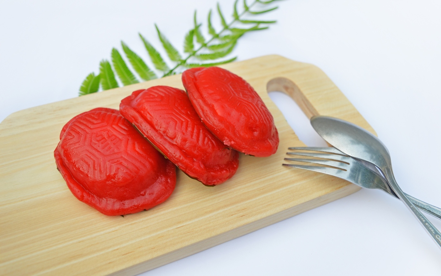 Красное печенье на деревянной доске