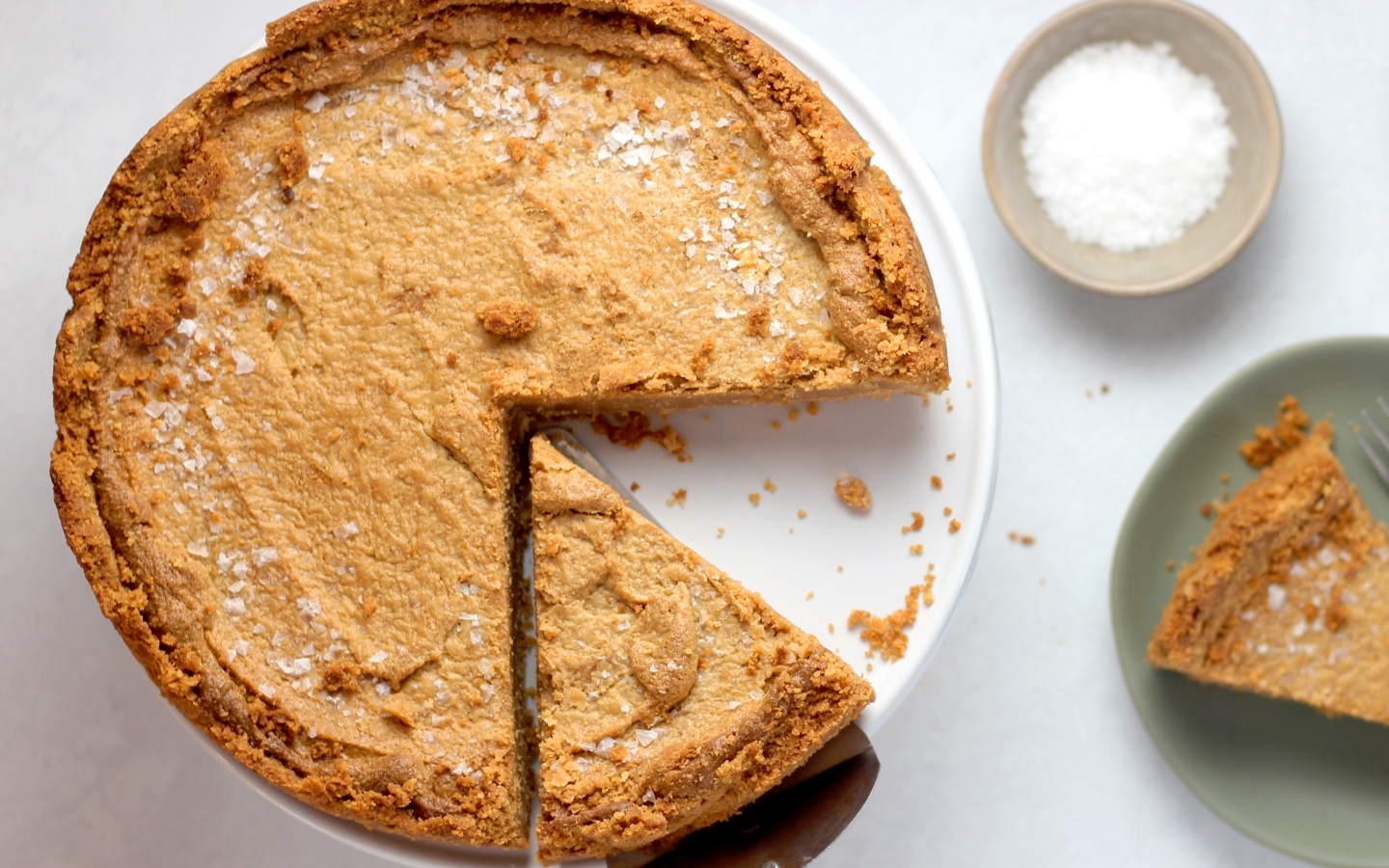 Сладкий пирог на столе