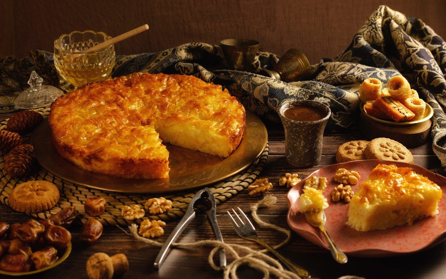 Сладкий пирог на столе с финиками и орехами