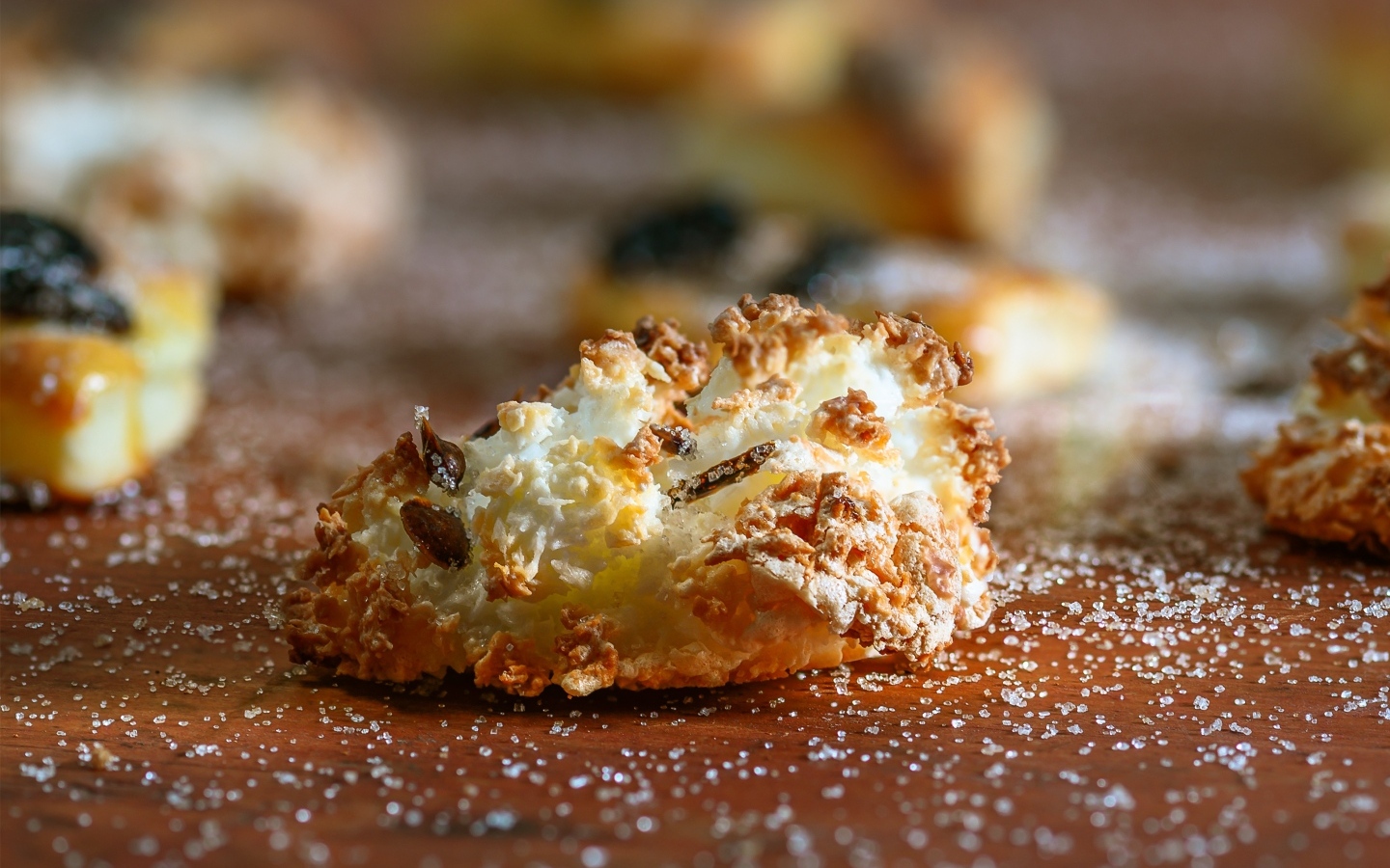 Сладкое сахарное печенье на столе