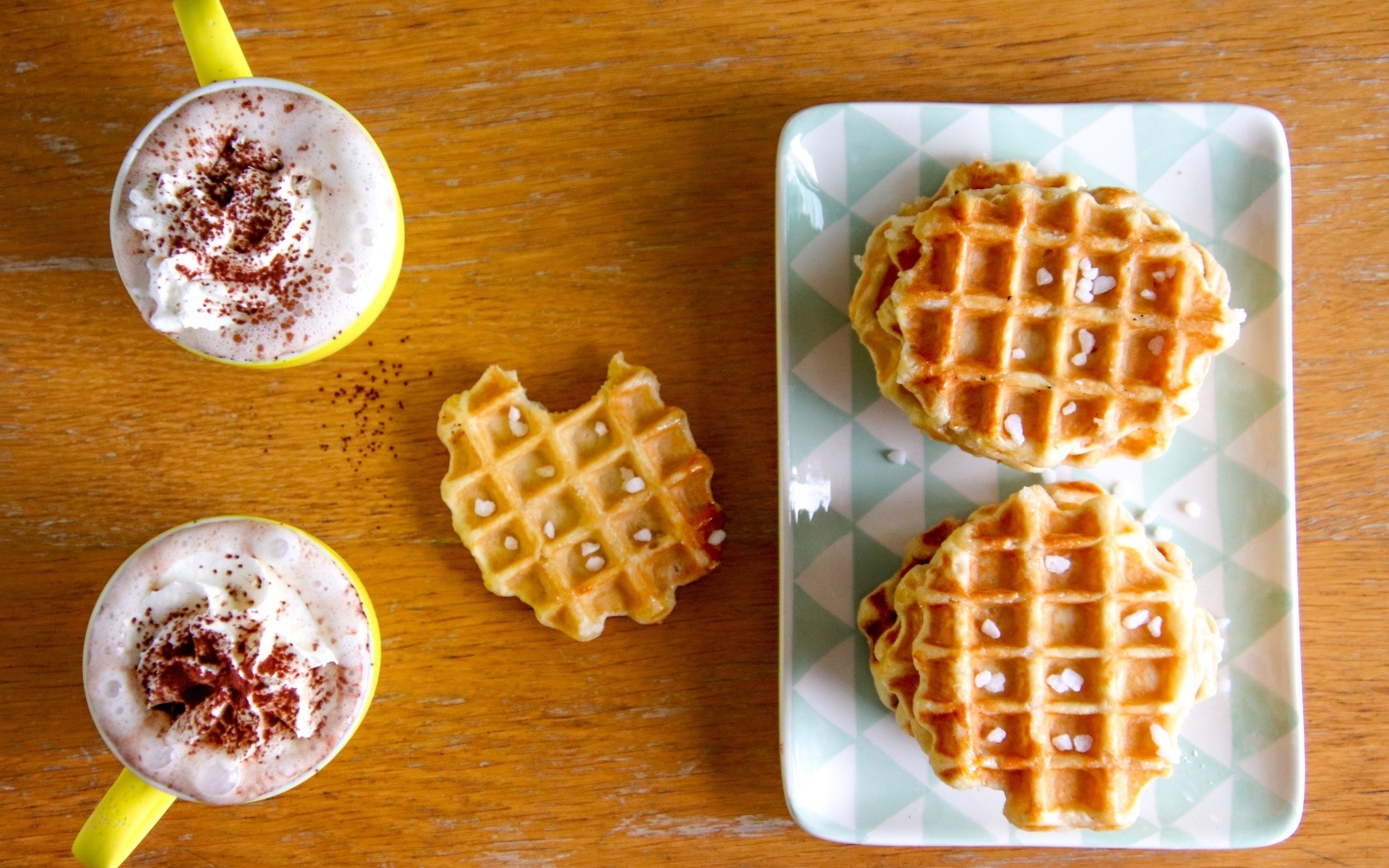 Сладкие вафли на столе с капучино