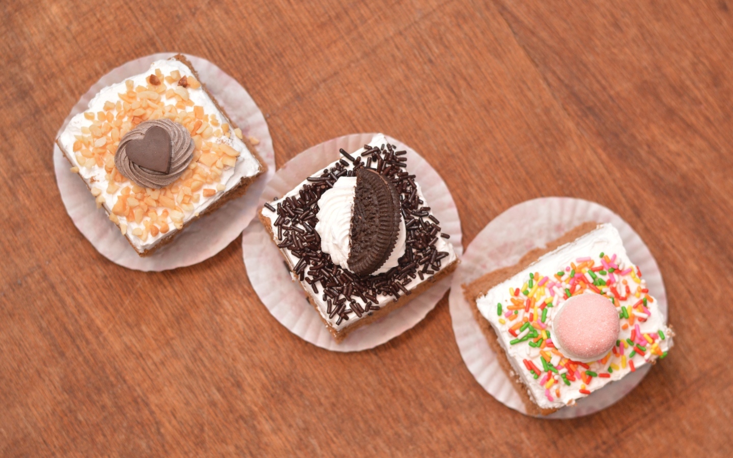 Три пирожных на деревянном столе