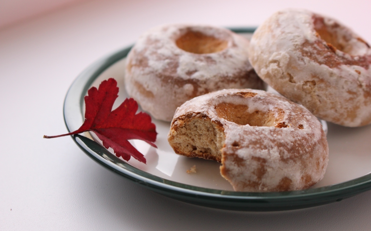 Три пряника на тарелке на столе