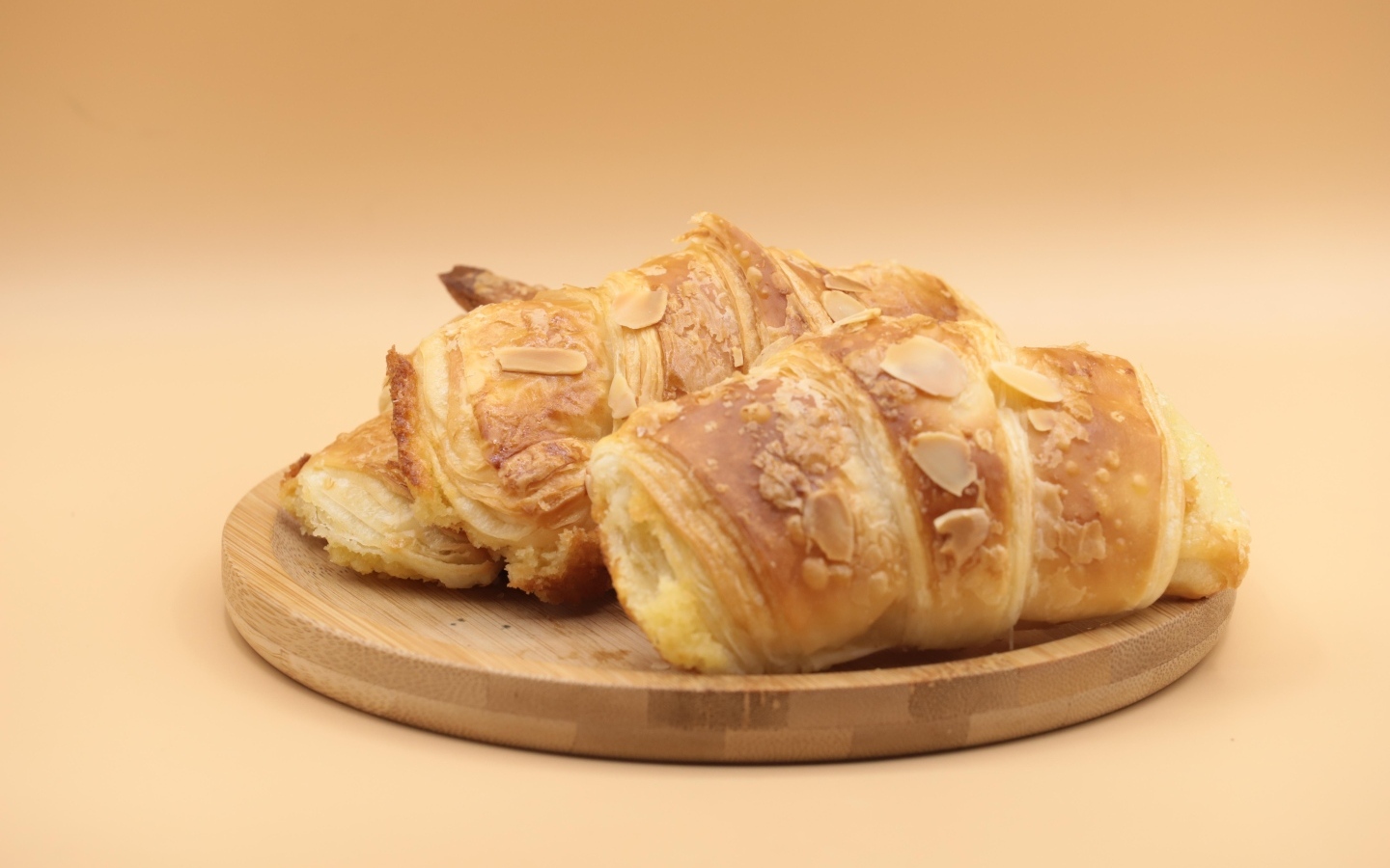 Два хрустящих круассана на доске