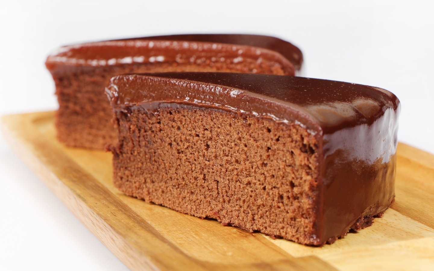 Два куска пирога с шоколадом на деревянной доске