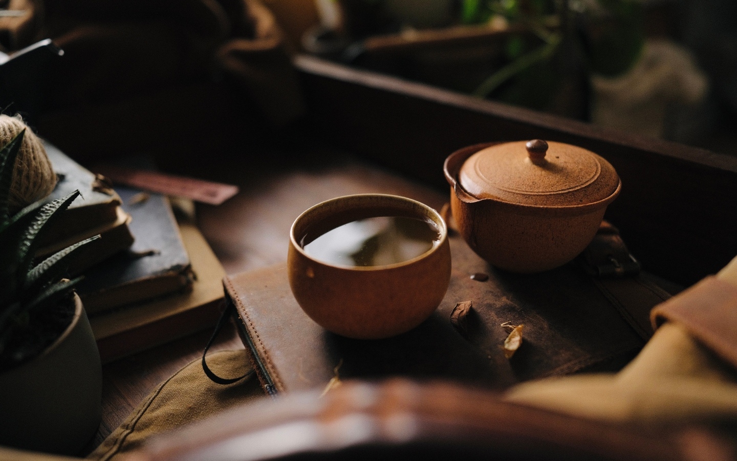 Зеленый чай в пиале на столе