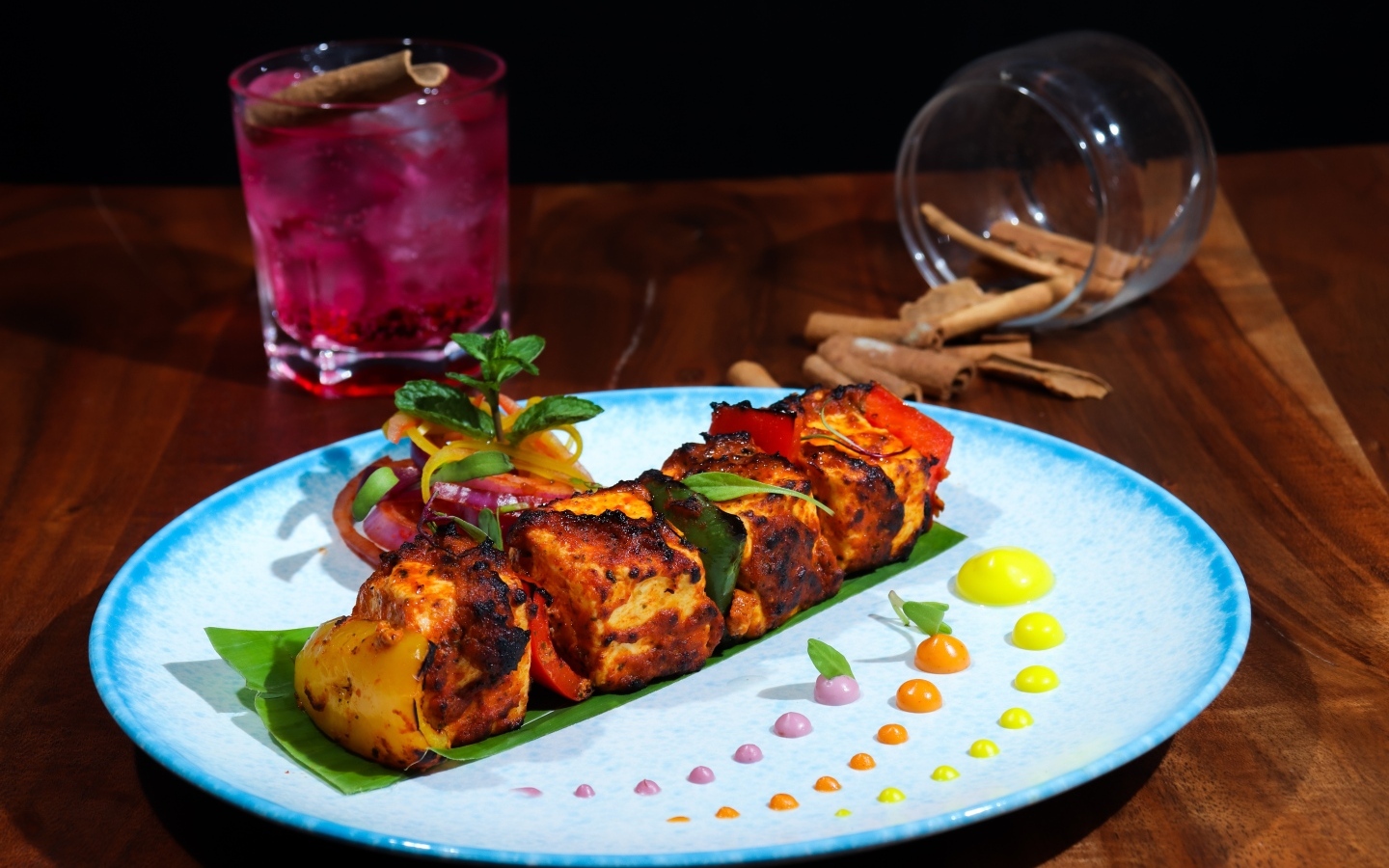 Куриный шашлык на тарелке