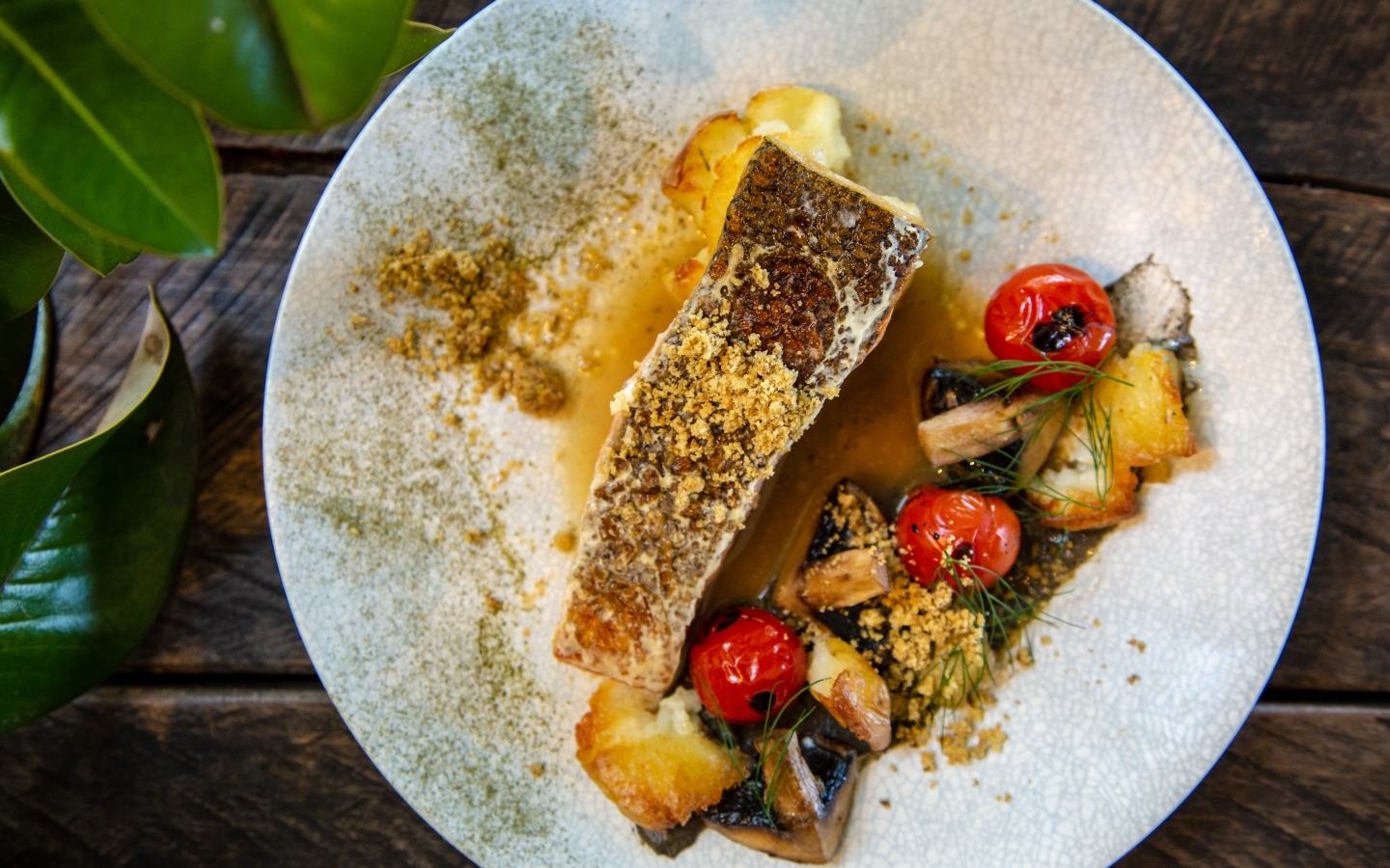 Кусок запеченной рыбы на тарелке с овощами