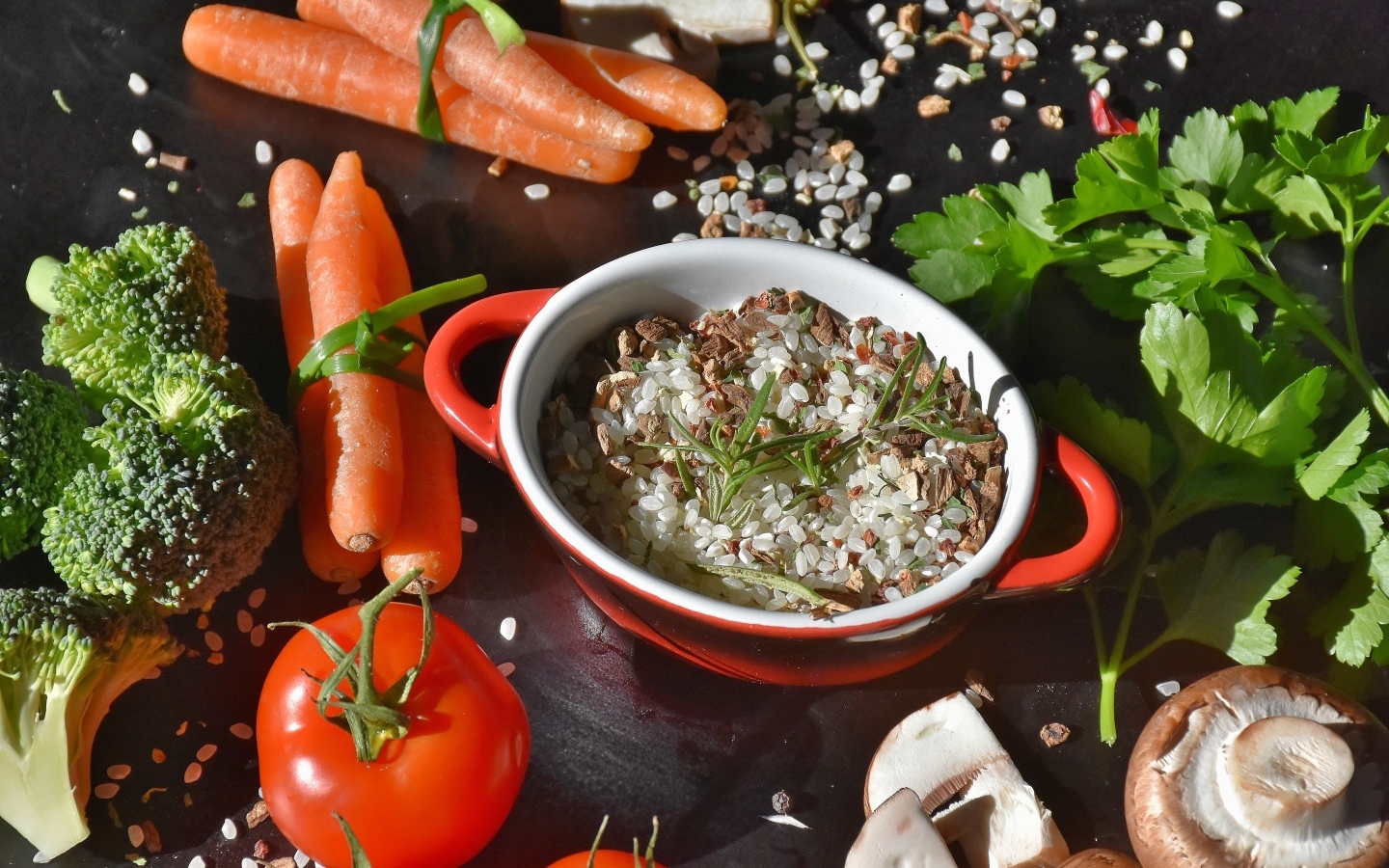 Рис на столе с морковью, помидорами и грибами