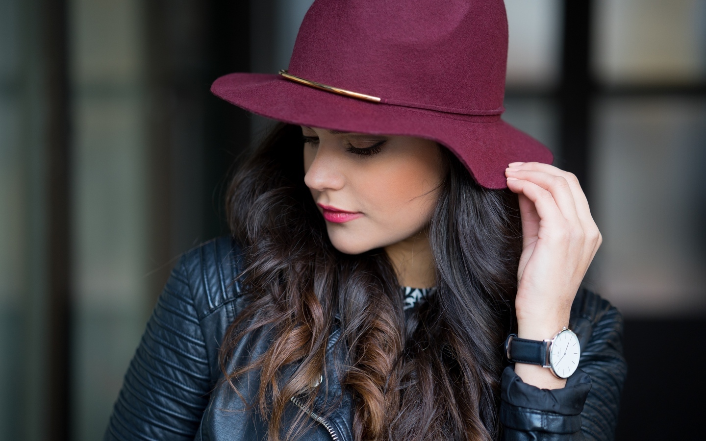 Настоящая девушка в большой бордовой шляпе