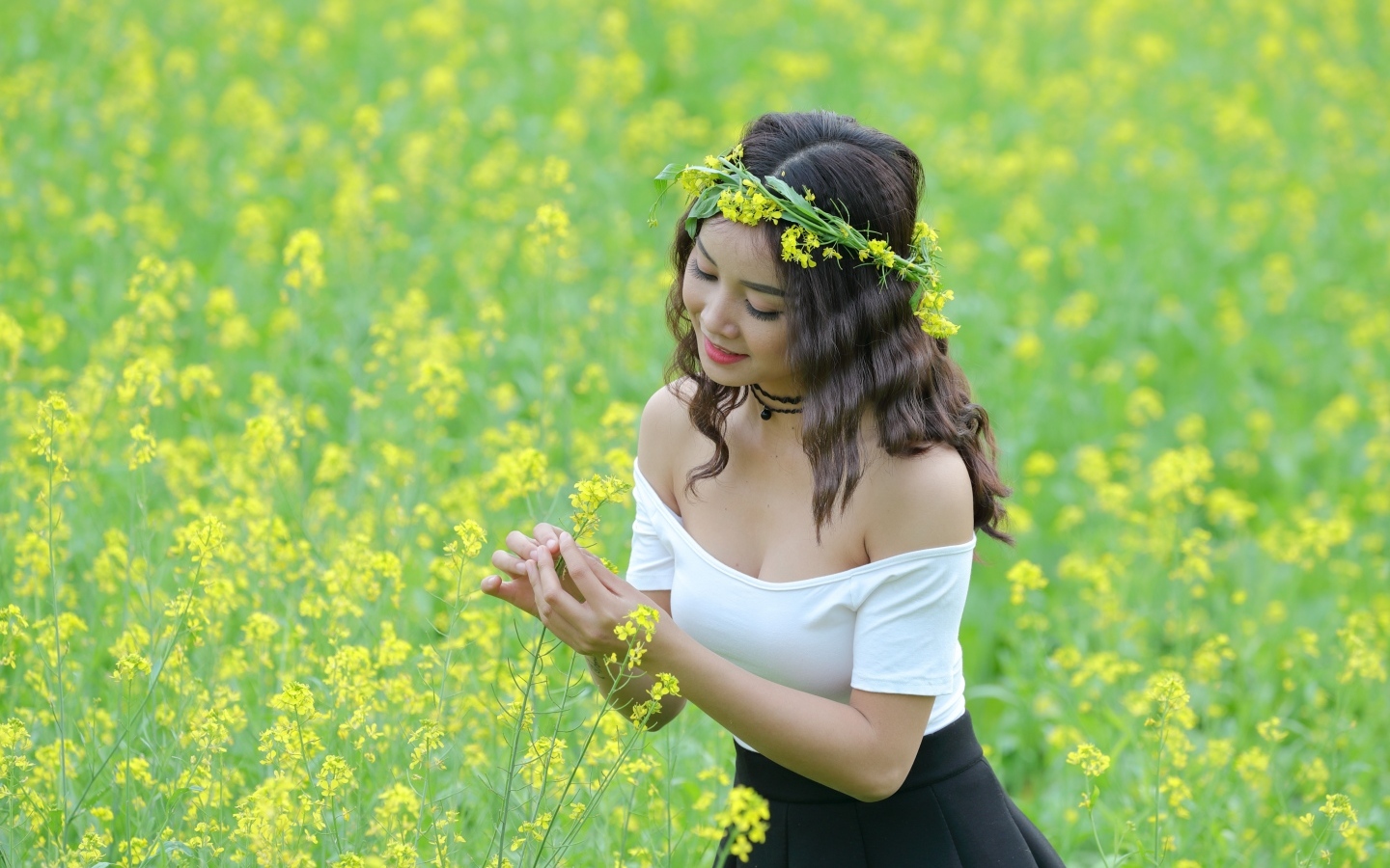 Девушка азиатка на рапсовом поле