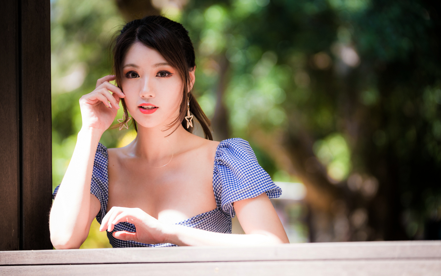 Азиатка в платье с красивыми серьгами