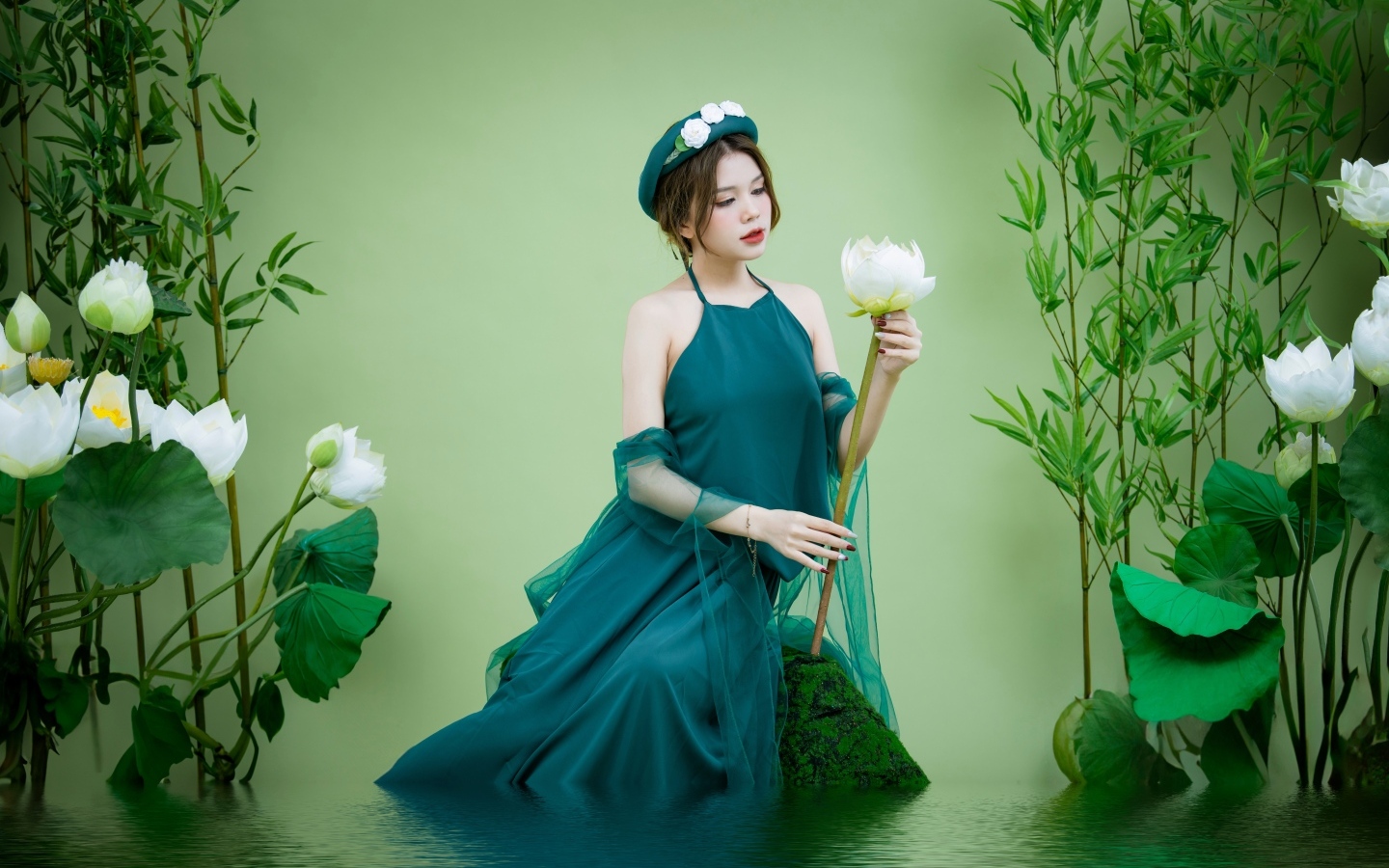 Красивая девушка азиатка с белыми цветами лотоса