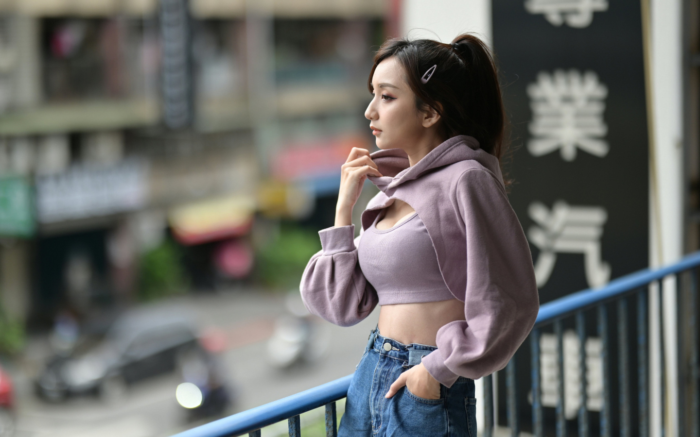 Красивая азиатка с грустным лицом